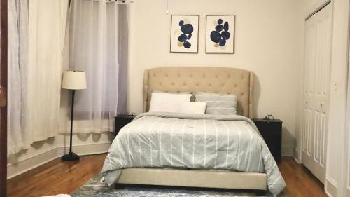 芝加哥Luxury 2 bed 2 bath in Chicago with free parking的一间卧室配有带白色床单和枕头的床。