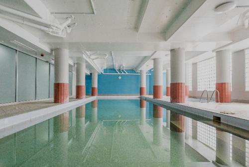 悉尼Darling Harbour 1quiet room的一座建筑物内有柱子的空游泳池