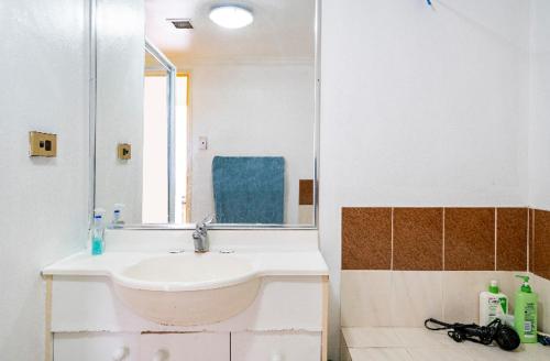 悉尼Darling Harbour 1quiet room的一间带水槽和镜子的浴室