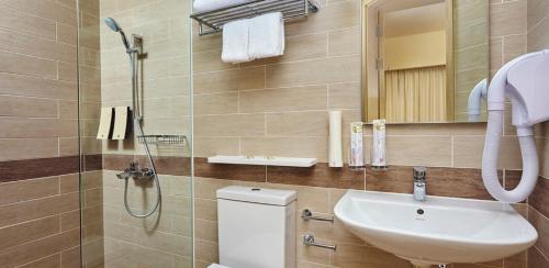 新加坡Genting Hotel Jurong的浴室配有卫生间、盥洗盆和淋浴。