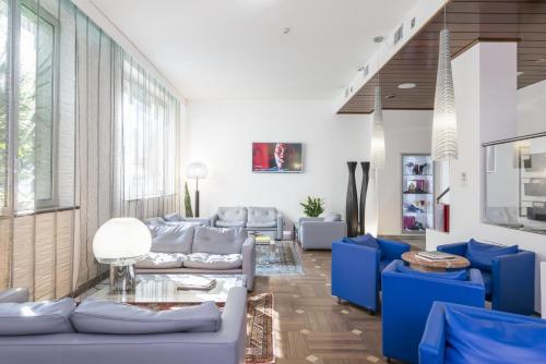 米兰亚特兰迪克C酒店的带沙发和蓝色椅子的客厅