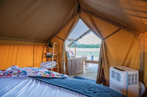 CassvilleRoaring River Luxury Adventure Tent #12的帐篷内一间卧室,配有一张床