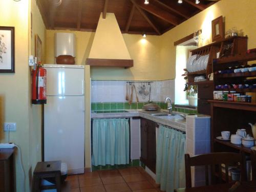 布埃纳维斯塔德尔诺尔特卡萨鲁拉拉斯彼德拉斯酒店的厨房配有白色冰箱和水槽