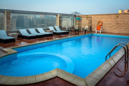 多哈金色海滨酒店的在酒店房间的一个大型游泳池