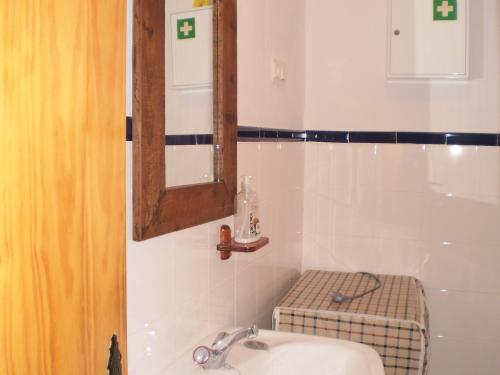 比纽埃拉La Atalaya de Los Romanes的一间带水槽、镜子和卫生间的浴室