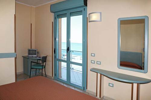 马洛塔马洛塔阿芭佳俱乐部酒店的客房设有书桌和带窗户的门