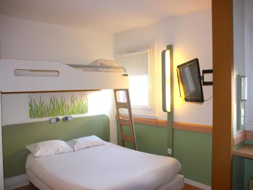 托农莱班斯宜必思快捷酒店客房内的一张或多张双层床