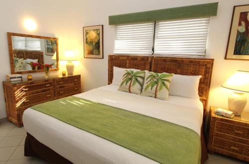 Meads Bay卡里玛尔海滩俱乐部 的一间卧室配有一张大床和镜子