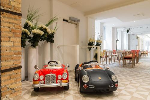 巴黎34B酒店 - 阿斯托利亚酒店的两辆玩具车在一间房间里彼此停车