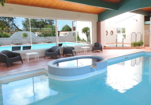 拉康提内勒大洋酒店的游泳池旁设有桌椅