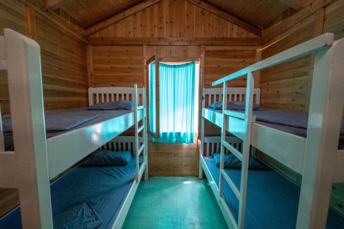 贾尔Social Camping JAL的小屋内带三张双层床的客房