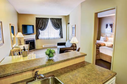 麦克默里堡Clearwater Hotel Ltd的酒店客房设有厨房和卧室