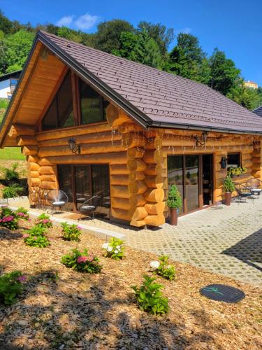 博德森特克Chalet -VV的小木屋设有石板屋顶和庭院