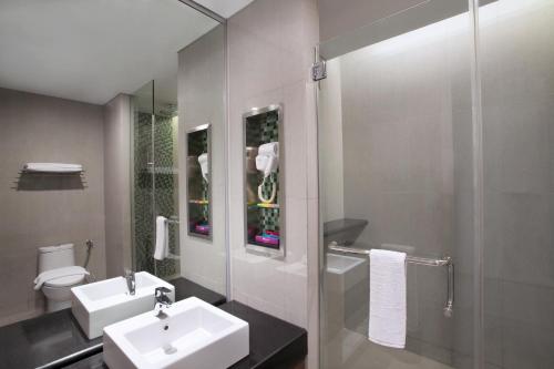 雅加达雅加达桑特宜必思尚品酒店的一间带水槽、卫生间和淋浴的浴室