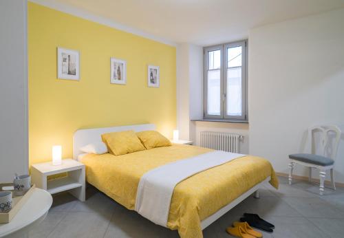 圣维塔莱河村奇瑞住宿加早餐旅馆的一间卧室设有一张床和黄色的墙壁