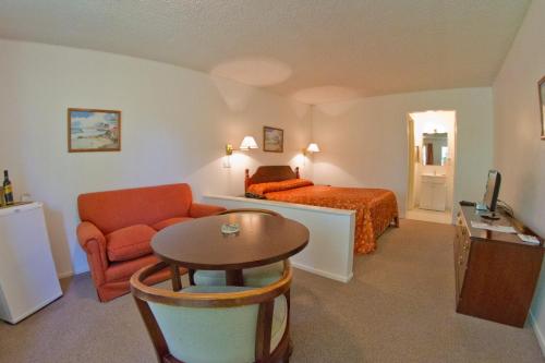 圣拉斐尔家庭旅馆的酒店客房配有一张床铺和一张桌子。