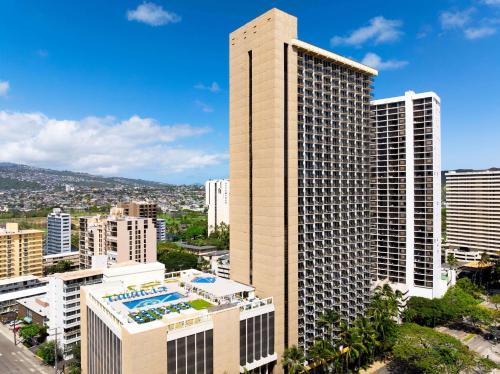 檀香山Hilton Waikiki Beach的高层建筑的空中景观