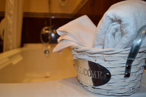 卡尔洛沃诗特利卡洛夫酒店的浴缸旁的柜台上的一篮毛巾
