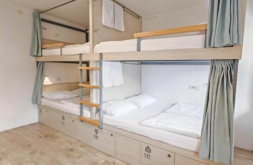 科巴里德Premium Hostel Kobarid的宿舍内带双层床的房间