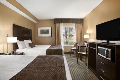 Stouffville戴斯酒店 - 斯图夫维尔的酒店客房设有两张床和一台平面电视。