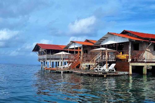 NusatupoCabañas sobre el mar en San Blas Narasgandub.的水面上的房子