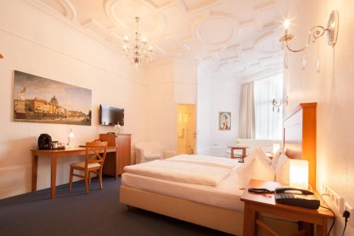 柏林布兰迪斯安德梅塞酒店的配有一张床、一张桌子和一张桌子的酒店客房