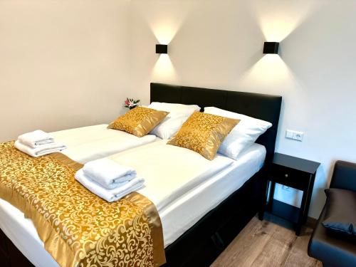 柏林Atlas Berlin Hotel的一间卧室配有带白色和金色枕头的床