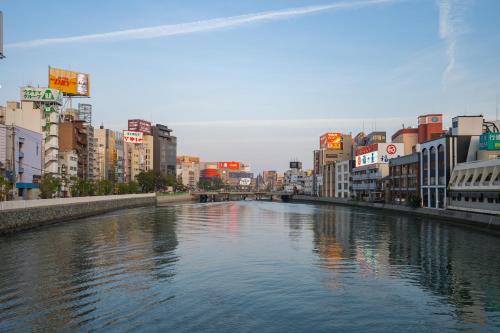 福冈博多维贝斯旅舍的城市中一条有建筑物的河流