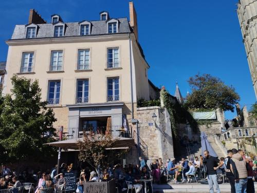 勒芒Chambres d'hôte - Maison des écrivains - 50 m de la cathédrale et place des jacobins的一群站在建筑物外的人