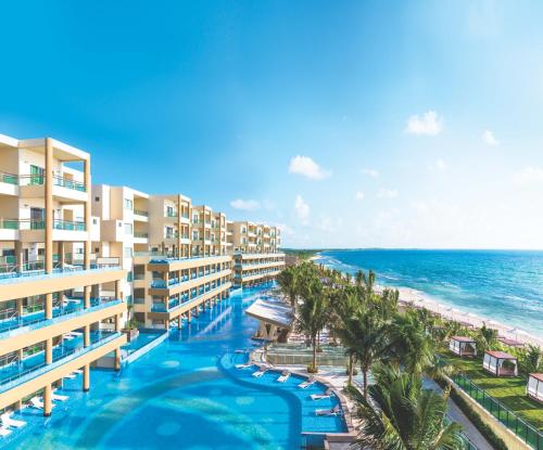 莫雷洛斯港Generations Riviera Maya Family Resort - More Inclusive的享有度假胜地的空中景致,设有游泳池和海洋