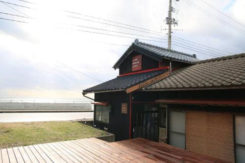 佐渡 ビーチまで0分 1客のみ オーシャンビュー Beach Side House ウッドデッキ平面图