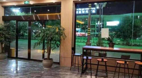 MarkamGreen Tree Inn Express Xizang Changdu Mangkang County的大楼里的酒吧,带桌子和凳子