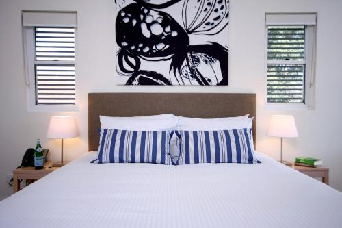 布里斯班多明服务式公寓酒店的一间卧室配有一张床和两盏灯。