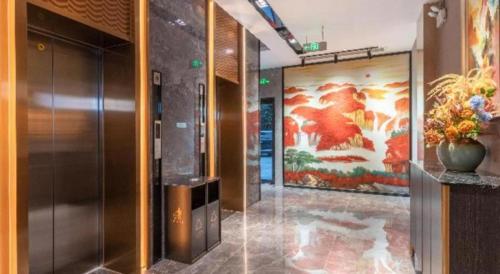 花都Echarm Hotel Guangzhou North Station Cultural Tourism City的大堂墙上有大画