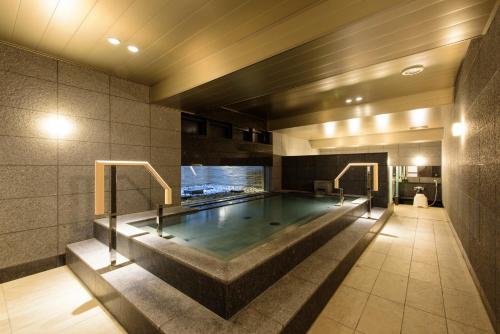 东京东急二子玉川卓越大酒店的大楼内的大型游泳池
