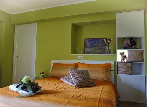 AlvitoTenuta Del Daino的一间拥有绿色墙壁和一张大床的卧室