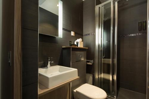 杜尔那马莱酒店的一间浴室