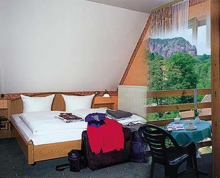 库洛特拉森阿姆赛尔格朗德克劳晨酒店的一间卧室配有一张床和一张桌子及椅子