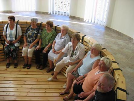 MátraderecskeMuskátlis vendégház的坐在长凳上的一群人