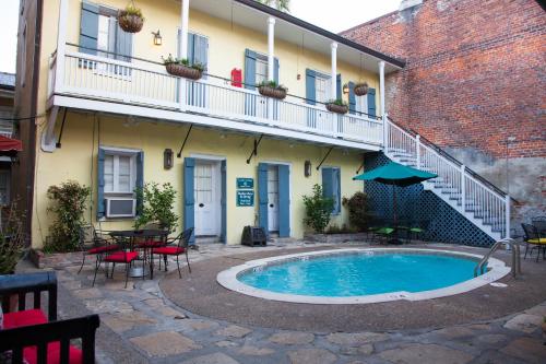 新奥尔良圣皮埃尔法国区酒店的建筑前带游泳池的庭院