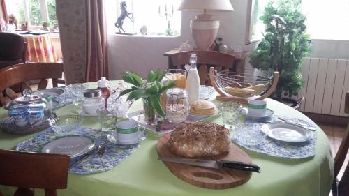 ApremontRelais De La Haute Pommeraye的一张桌子,上面有绿桌布和食物