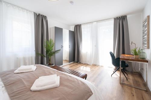 德累斯顿Neues 2 Schlafzimmer Apartment mit RooftopTerrace的一间卧室配有一张大床和两条毛巾