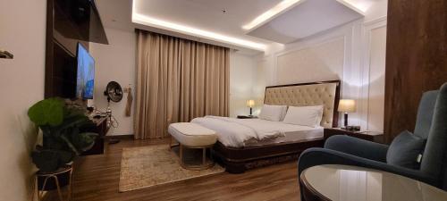 拉合尔Goldcrest Luxury Apartments的酒店客房,配有床和沙发