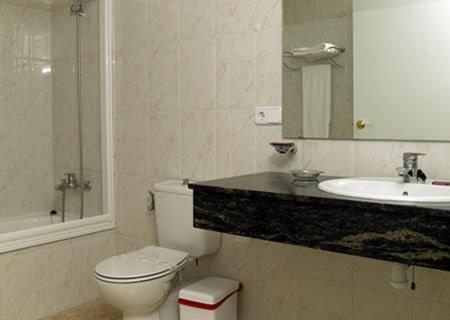 安波拉洛卡普兰纳酒店的一间带卫生间和水槽的浴室
