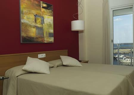 安波拉洛卡普兰纳酒店的卧室内的一张带两个枕头的床