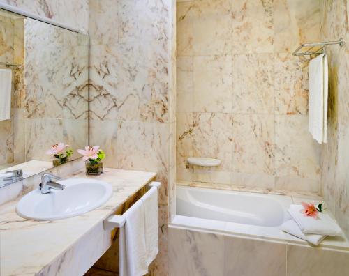 和平王子酒店的一间浴室
