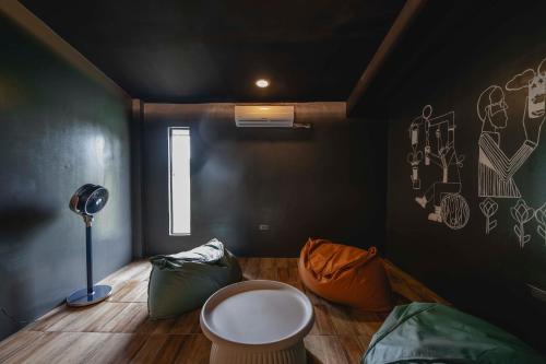 Lapu Lapu CityCapsule hotel Cebu的客房设有一张床和风扇。