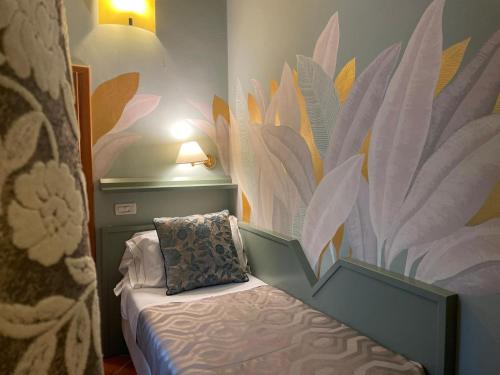 佛罗伦萨Hotel Maxim Axial的一间卧室配有一张带枕头的床