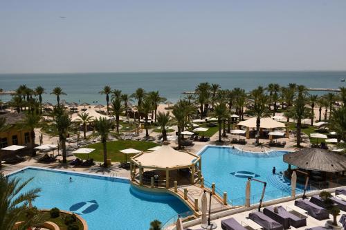 多哈InterContinental Doha Beach & Spa, an IHG Hotel的享有度假村游泳池的空中景致