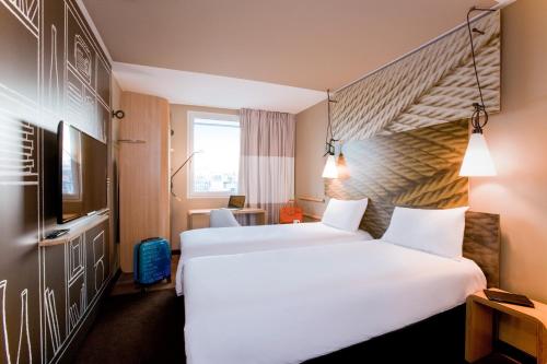 巴黎宜必巴士底福伯格圣安东尼酒店的一间酒店客房,设有两张床和电视